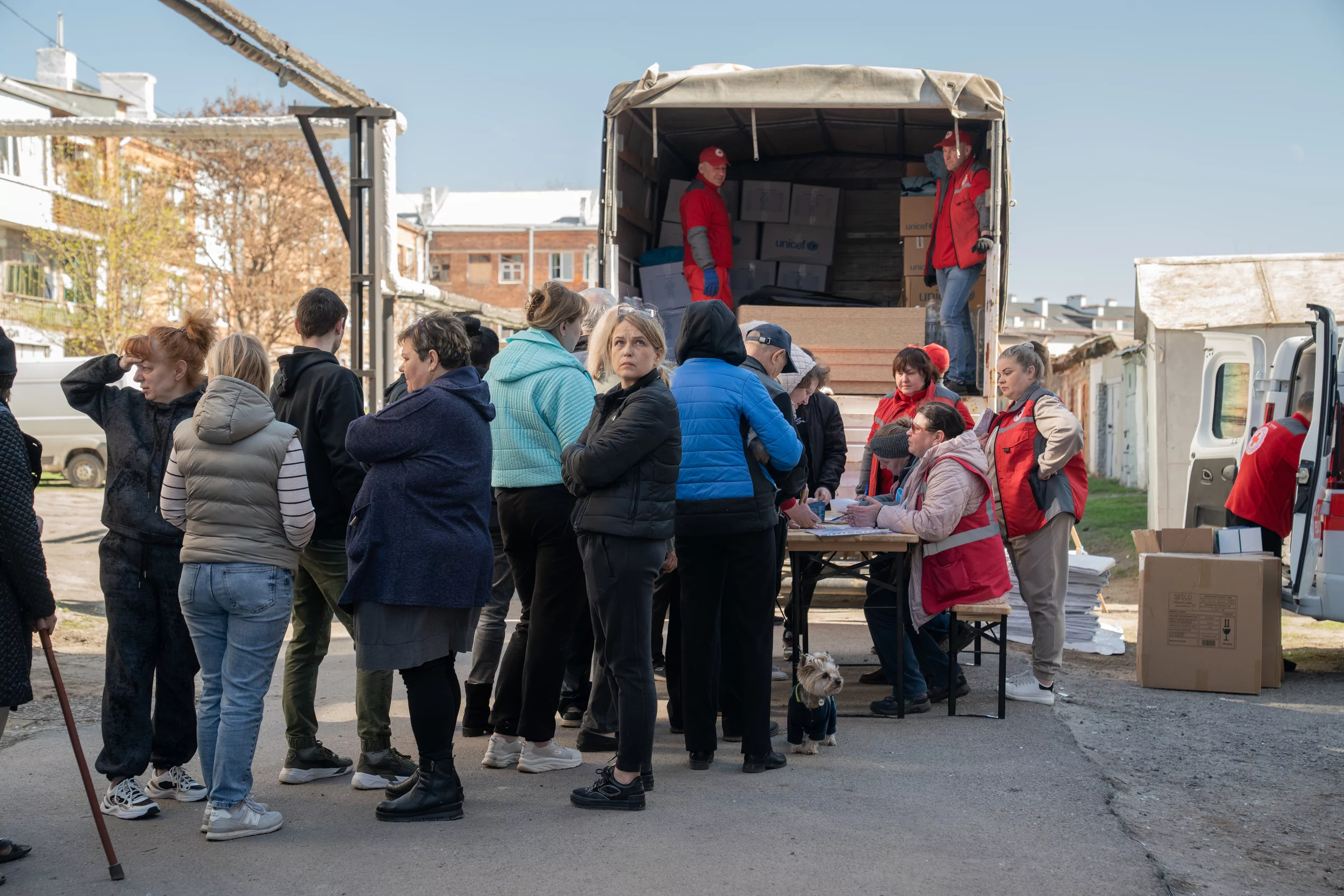 People who lived in buildings damaged by Russian drone attack on Kharkiv / Photo: Hnat Holyk, Gwara Media