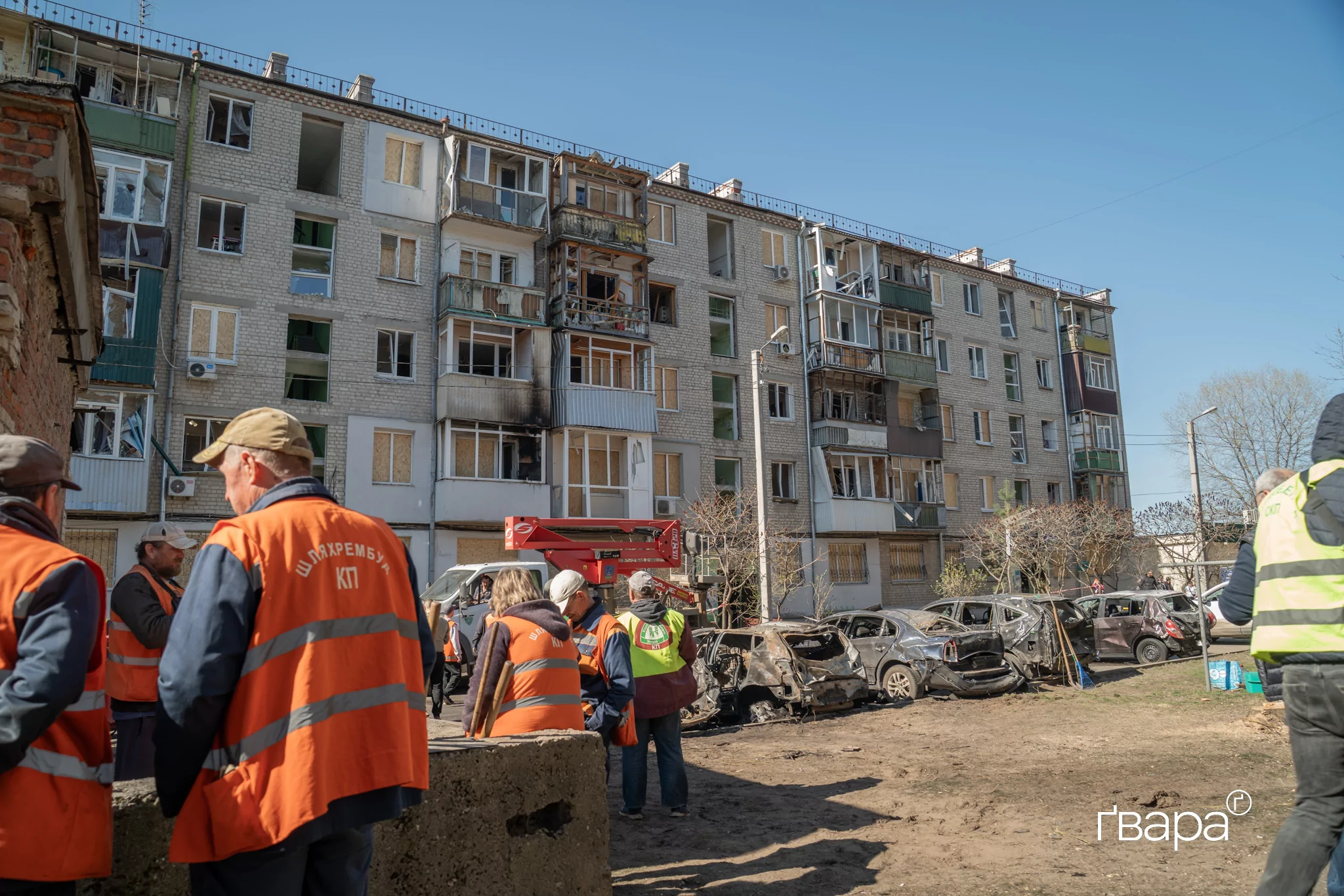зображення до посту: ‎«Чоловік схопив дитину та побіг до підвалу‎»: наслідки нічного обстрілу у Новобаварському районі Харкова — фото