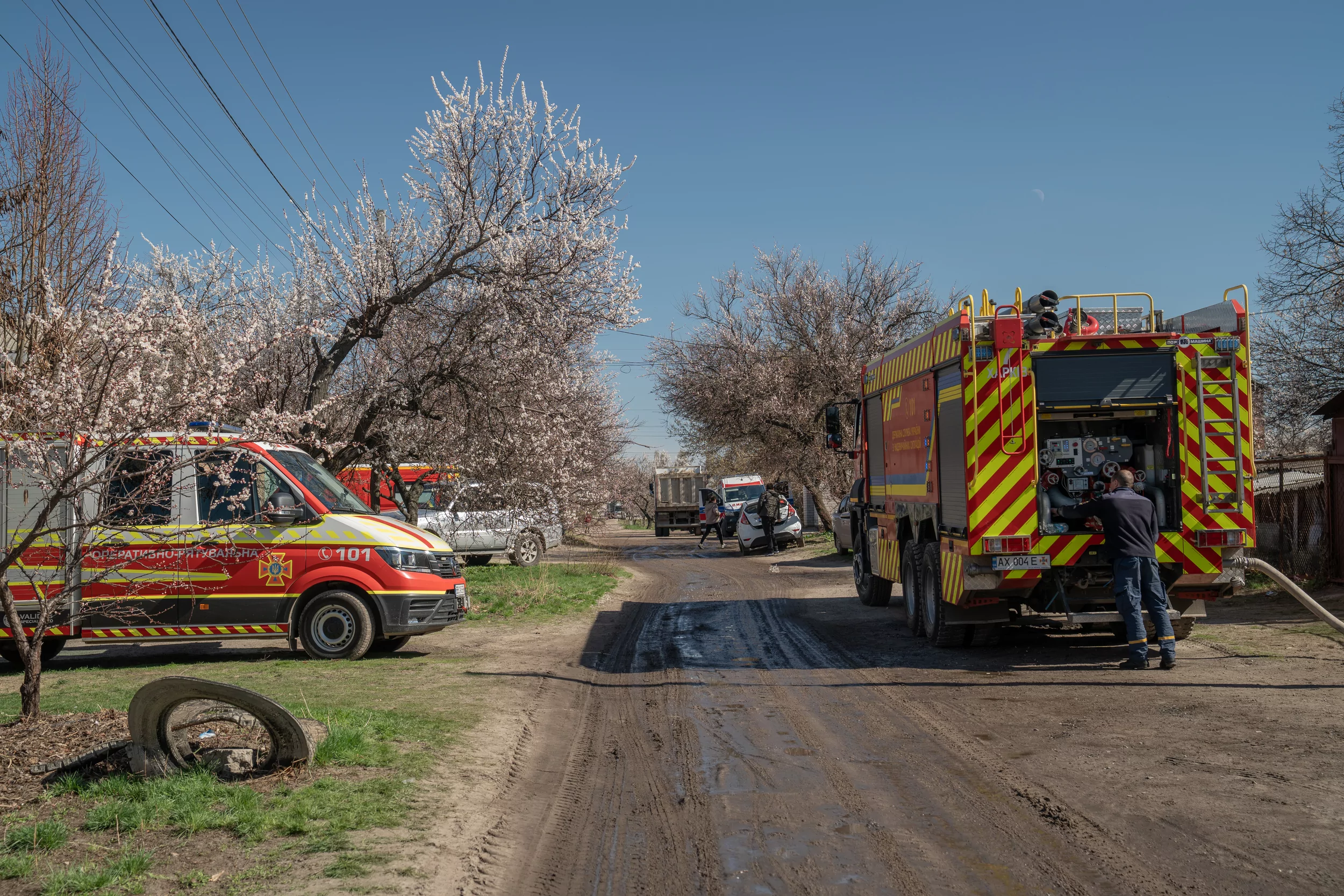 Emergency services' vehicles near impact sites of Russian drone attack. April 4, 2025 / Photo: Hnat Holyk