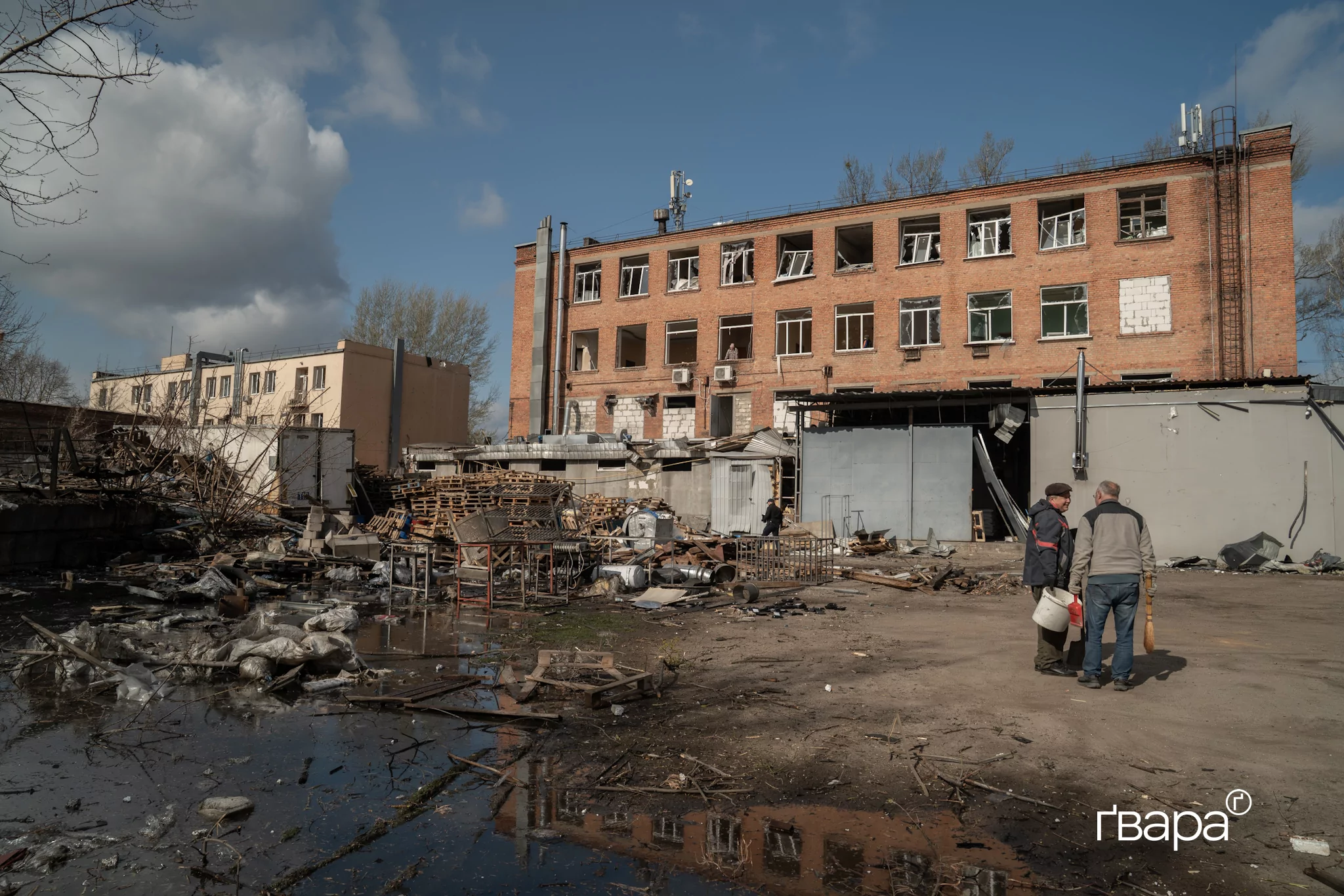 зображення до посту: Росіяни вдарили по кондитерські фабриці та поліграфії у Харкові — фото