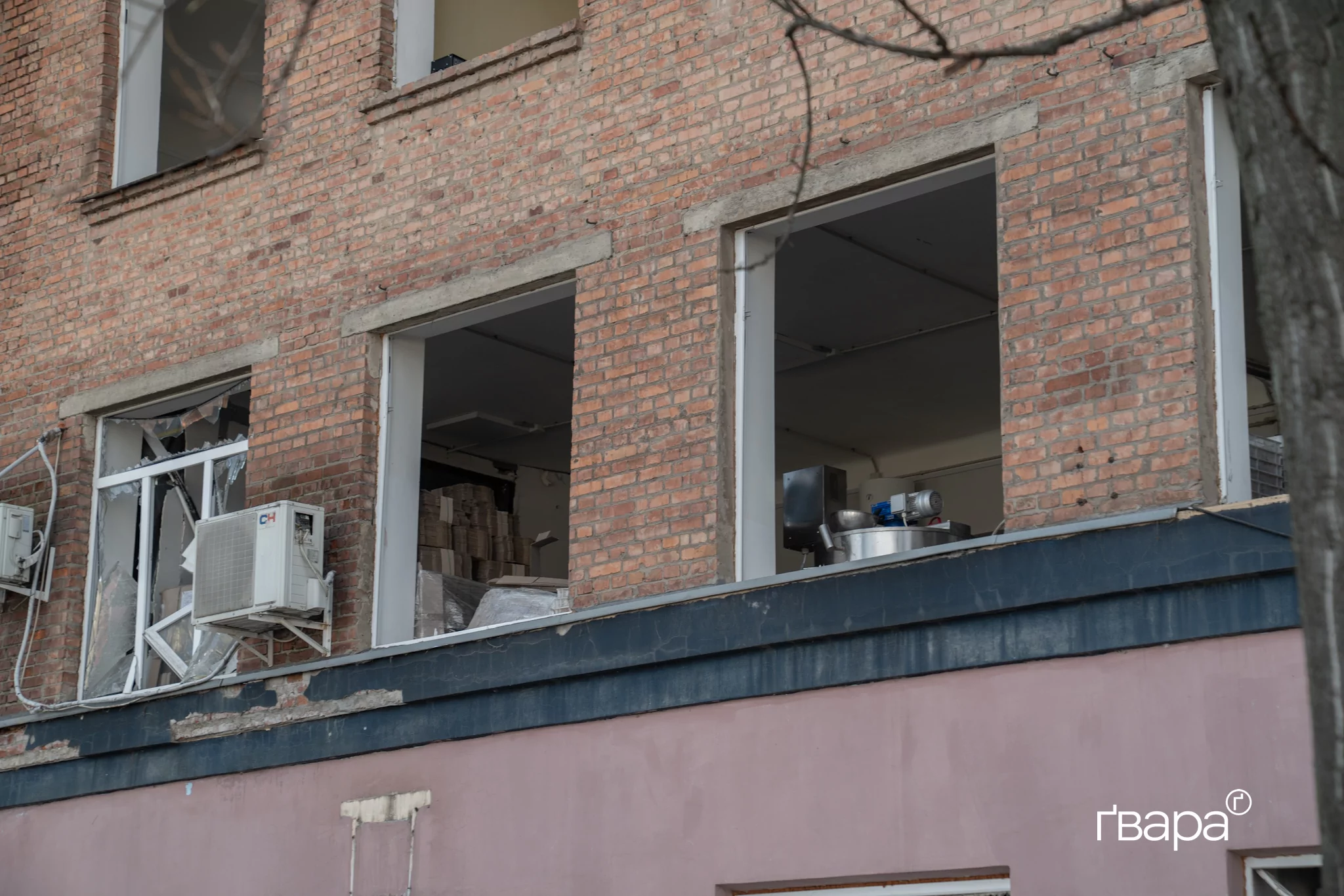 зображення до посту: Росіяни вдарили по кондитерські фабриці та поліграфії у Харкові — фото