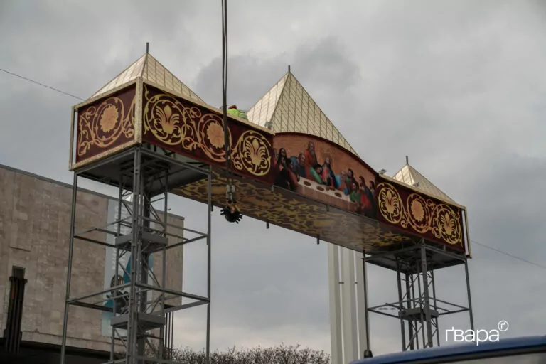 Великодня арка, яку встановлюють біля ХНАТОБу, залишилась з минулих років — міськрада