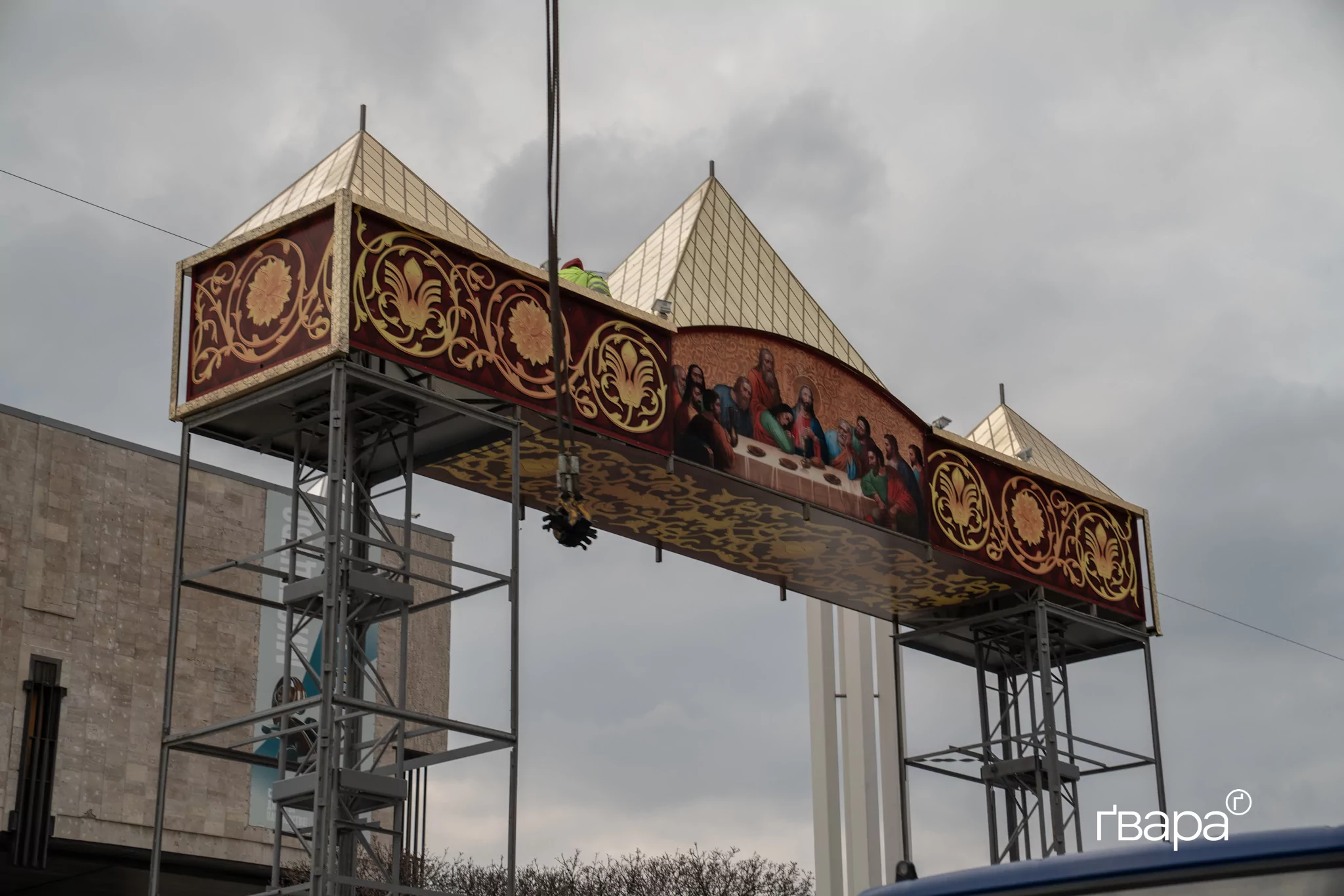 Арка до Великодня біля ХНАТОБу / Фото: Гнат Голик Ґвара Медіа