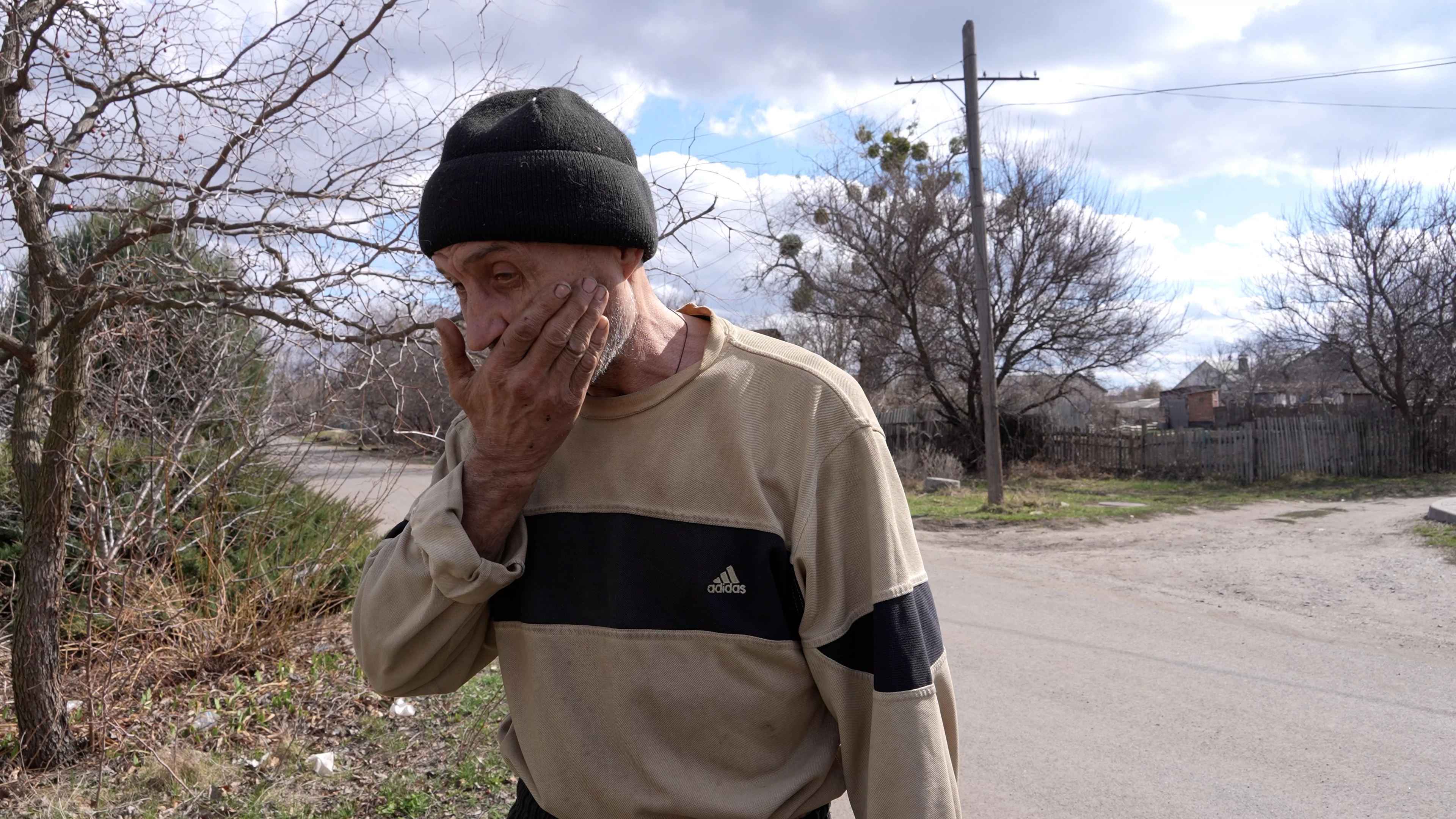 зображення до посту: «Вони стріляють, а ми саджаємо»: жителі селища Борова про обстріли, евакуацію і городи