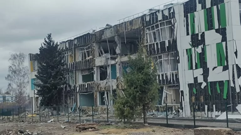 Росіяни знищили школу у Старому Салтові, яку відбудовували за близько 200 мільйонів гривень
