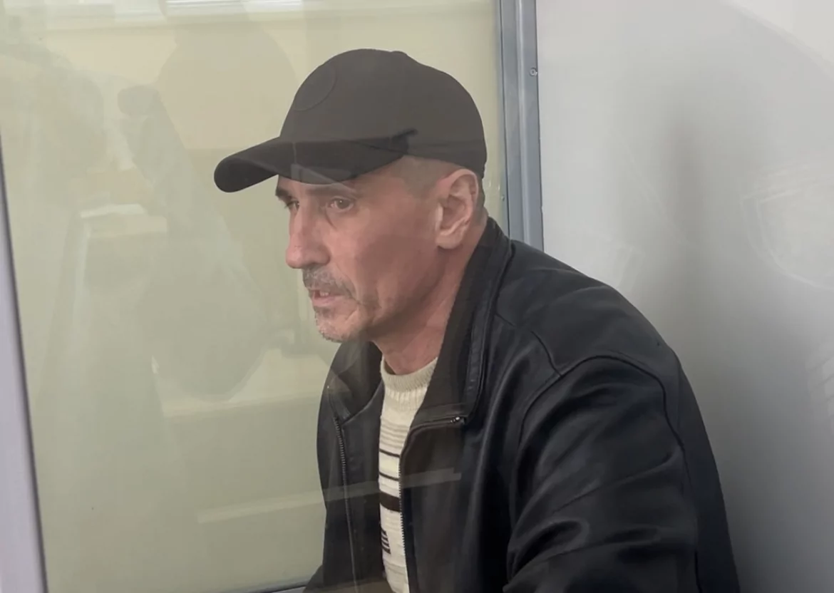 Обвинувачений Олександр Голуб на судовому засіданні 16 квітня в Харкові розгадує кросворд / Фото: Ліза Бикова, Ґвара Медіа