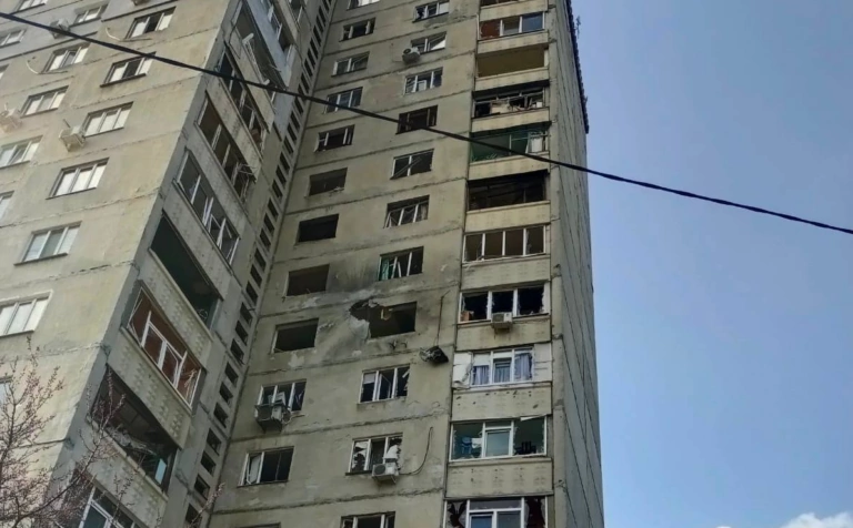 Російський безпілотник вдарив по багатоповерхівці в Харкові