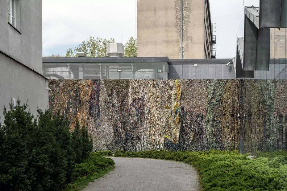 Installation "Laughing Is Suspicious" by Fabian Knecht