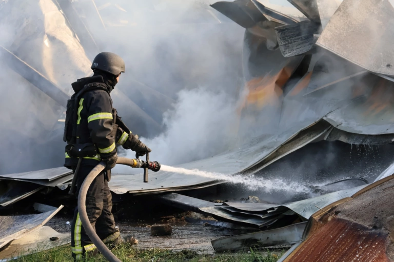 Фото. Рятувальники ліквідували пожежі на підприємства у Дергачах