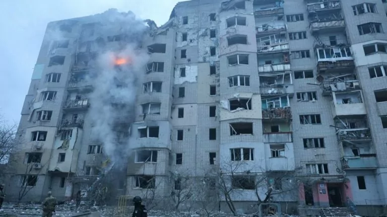 У Куп’янську авіабомба влучила у багатоповерхівку: постраждали літні люди
