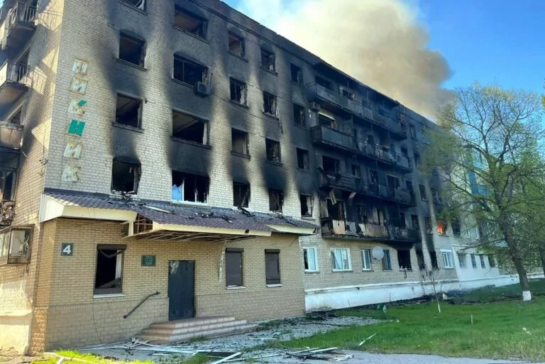 РФ вдарила по багатоповерхівці у Куп’янському районі: горіли десятки квартир