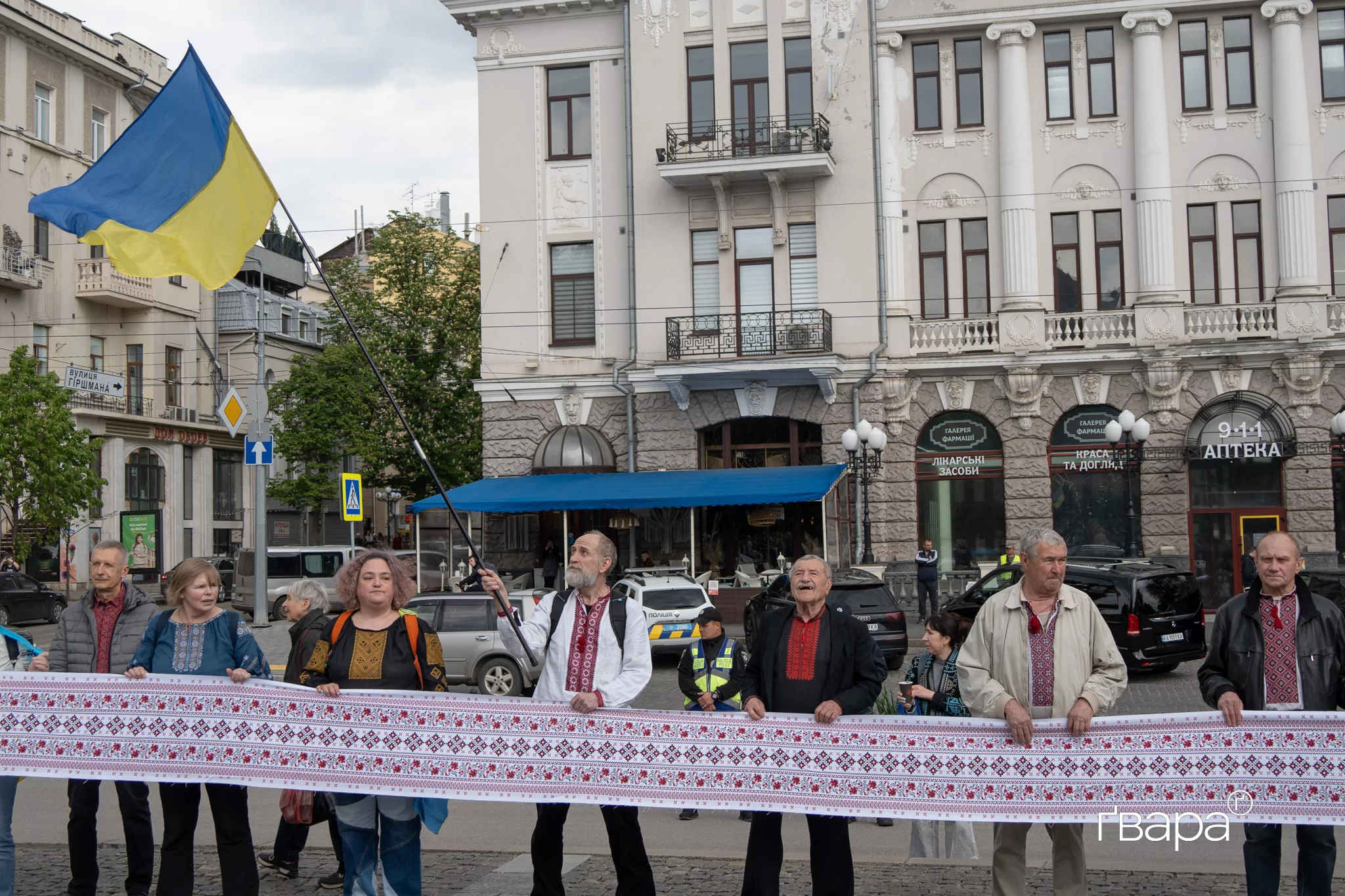 зображення до посту: Це був акт єднання: близько сотні харківʼян вийшли на ходу у центрі міста в День вишиванки — фото