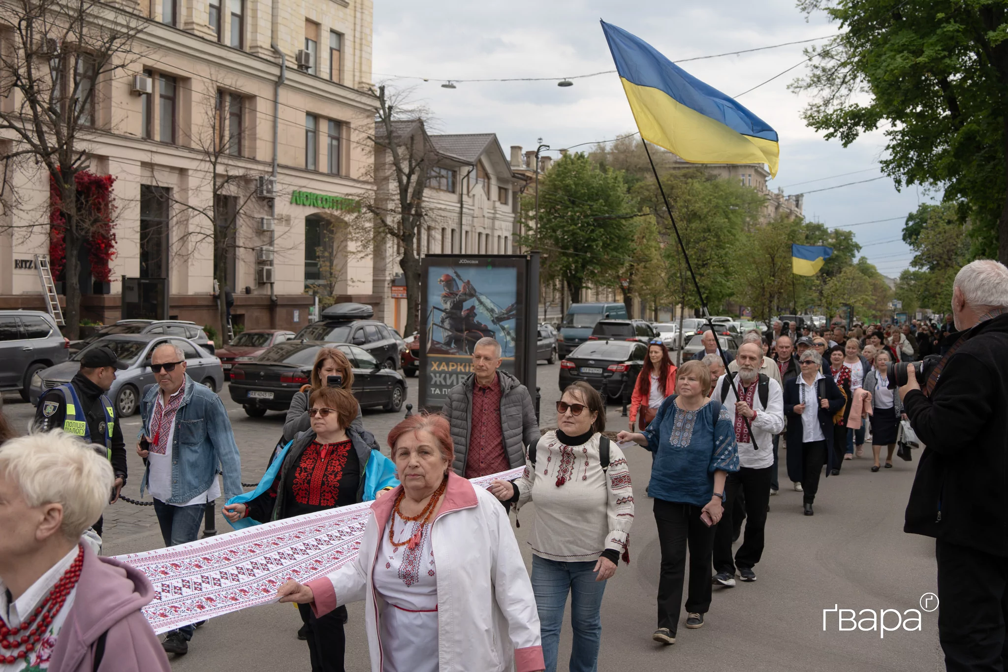 зображення до посту: Це був акт єднання: близько сотні харківʼян вийшли на ходу у центрі міста в День вишиванки — фото