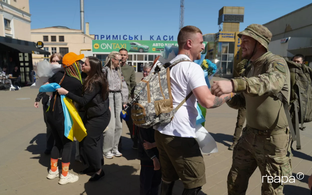 зображення до посту: Після понад року полону і кількох місяців реабілітації до Харкова повернувся військовий Вячеслав Кутʼїн — фото