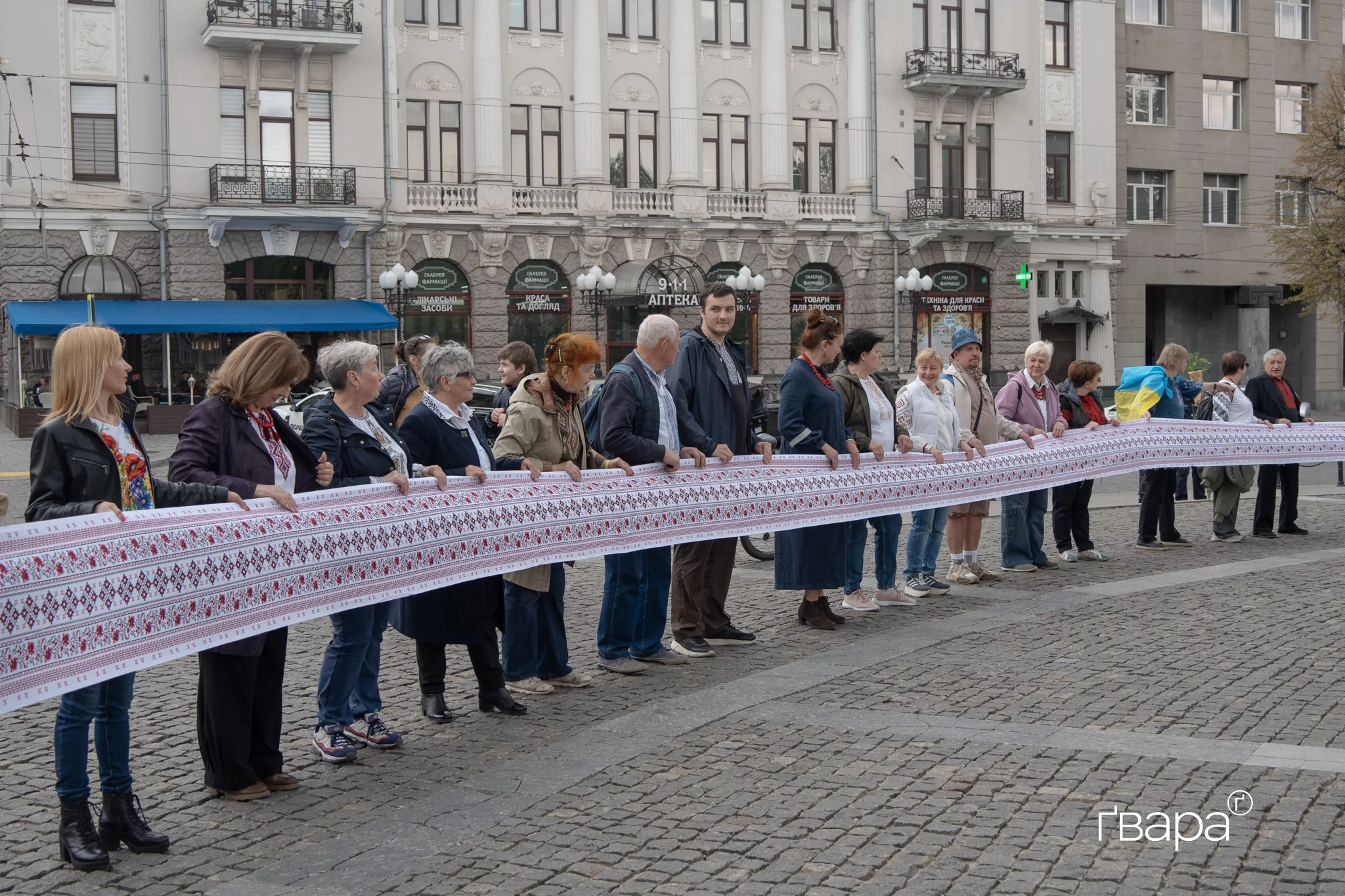 зображення до посту: Це був акт єднання: близько сотні харківʼян вийшли на ходу у центрі міста в День вишиванки — фото