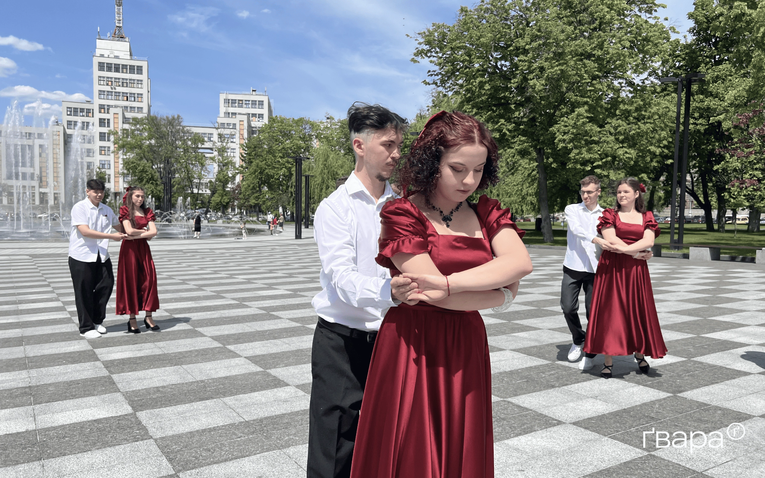 зображення до посту: Харківські випускники станцювали вальс у центрі міста — фото