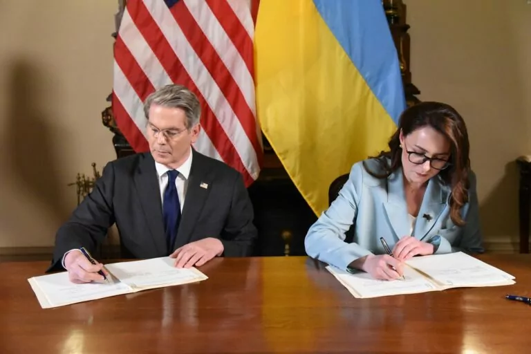 Майже половина українців мають позитивні очікування щодо угоди про копалини — опитування