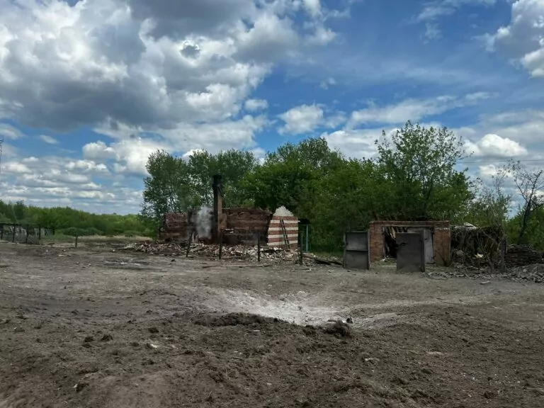 Вранці РФ вдарила з авіації по селу у Борівській громаді: сталася пожежа