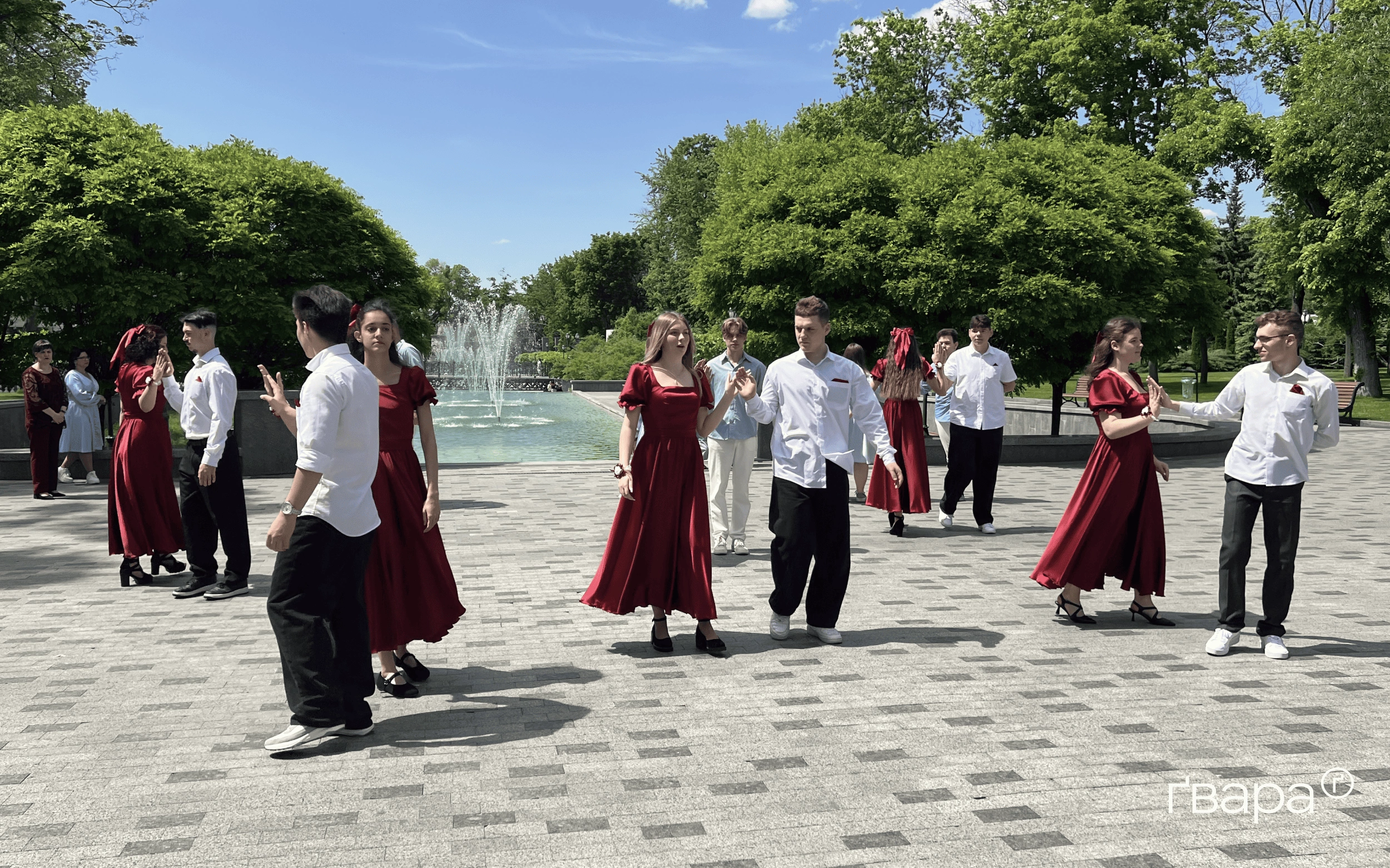 зображення до посту: Харківські випускники станцювали вальс у центрі міста — фото