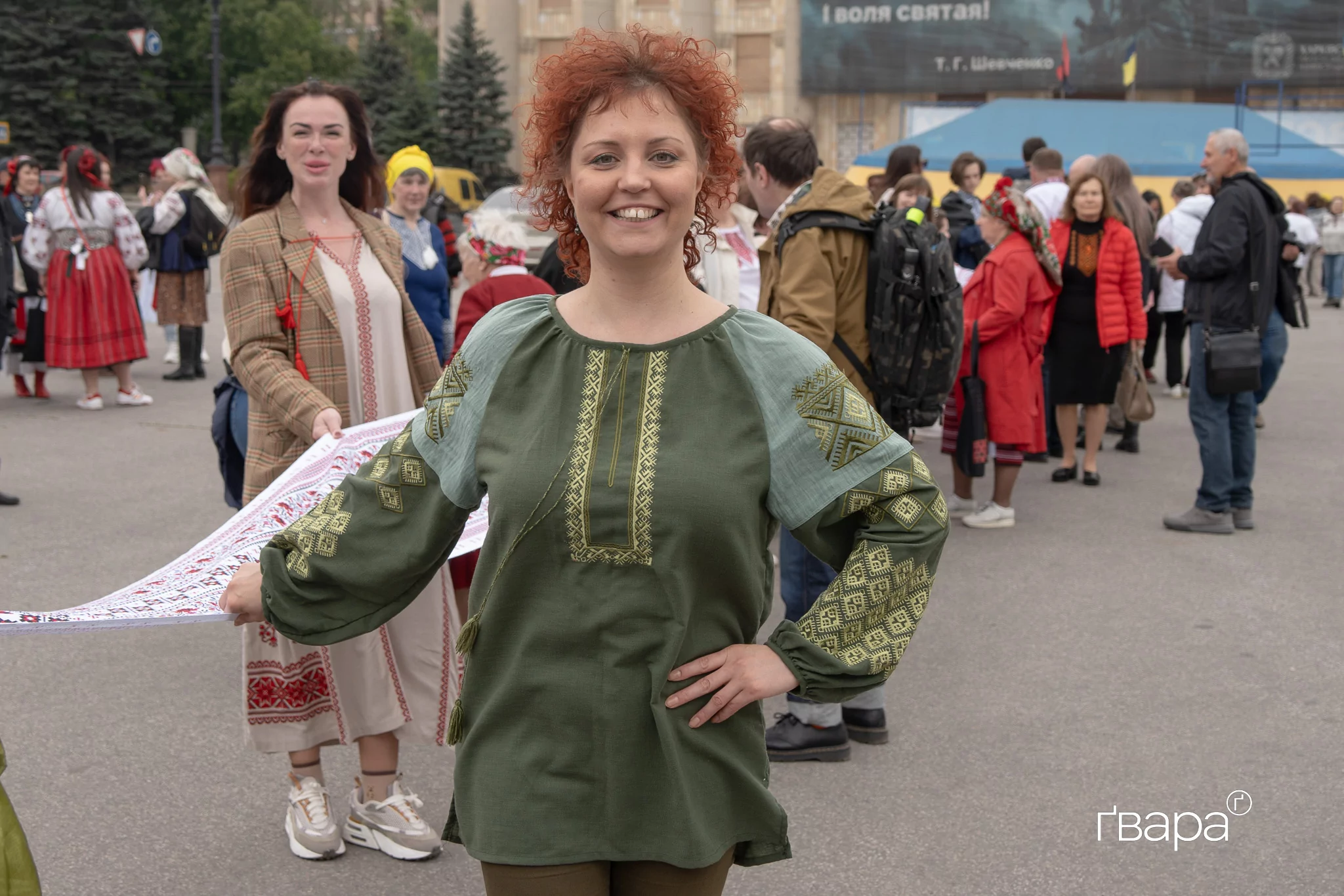 зображення до посту: Це був акт єднання: близько сотні харківʼян вийшли на ходу у центрі міста в День вишиванки — фото