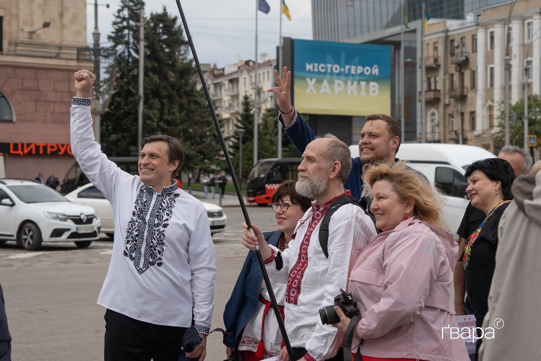 зображення до посту: Це був акт єднання: близько сотні харківʼян вийшли на ходу у центрі міста в День вишиванки — фото