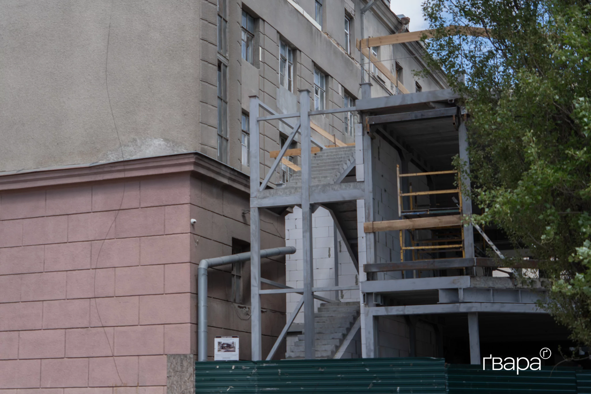 зображення до посту: Будівництво з порушеннями закону та «під шумок» війни: що відбувається зі зведенням ресторану біля гуртожитку «Гігант» у Харкові