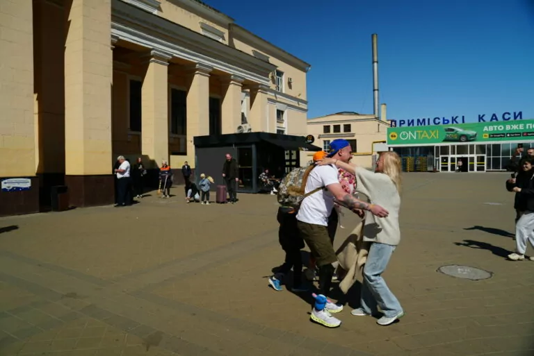Після понад року полону і кількох місяців реабілітації до Харкова повернувся військовий Вячеслав Кутʼїн — фото