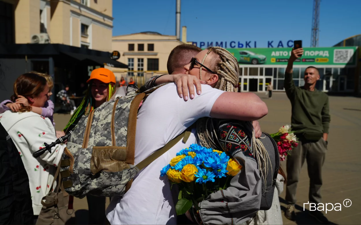 зображення до посту: Після понад року полону і кількох місяців реабілітації до Харкова повернувся військовий Вячеслав Кутʼїн — фото