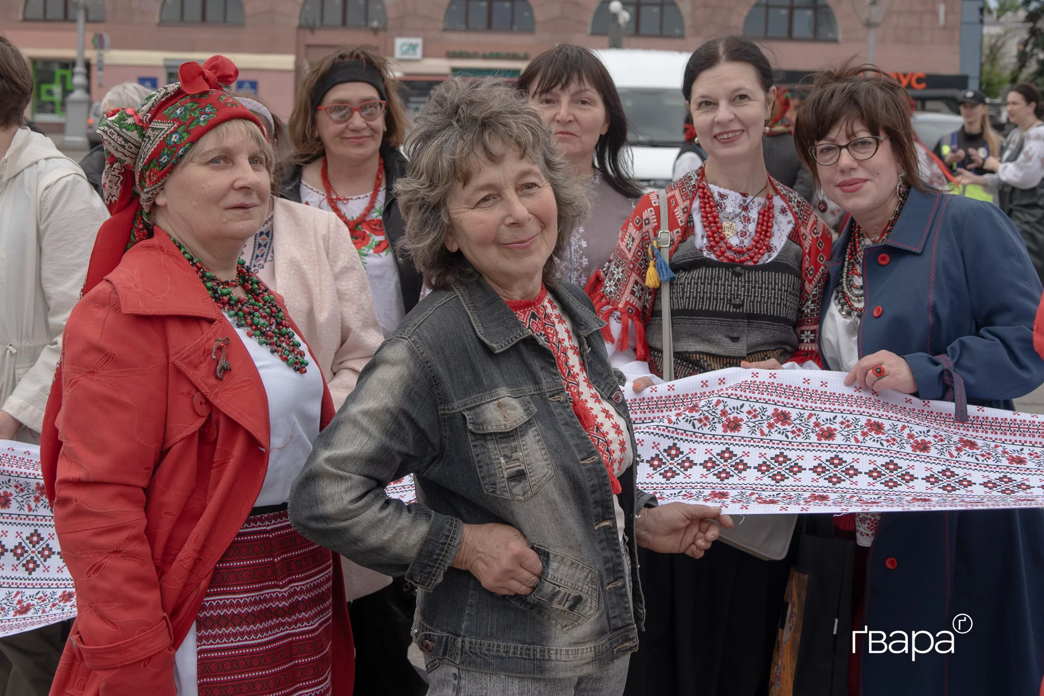 зображення до посту: Це був акт єднання: близько сотні харківʼян вийшли на ходу у центрі міста в День вишиванки — фото