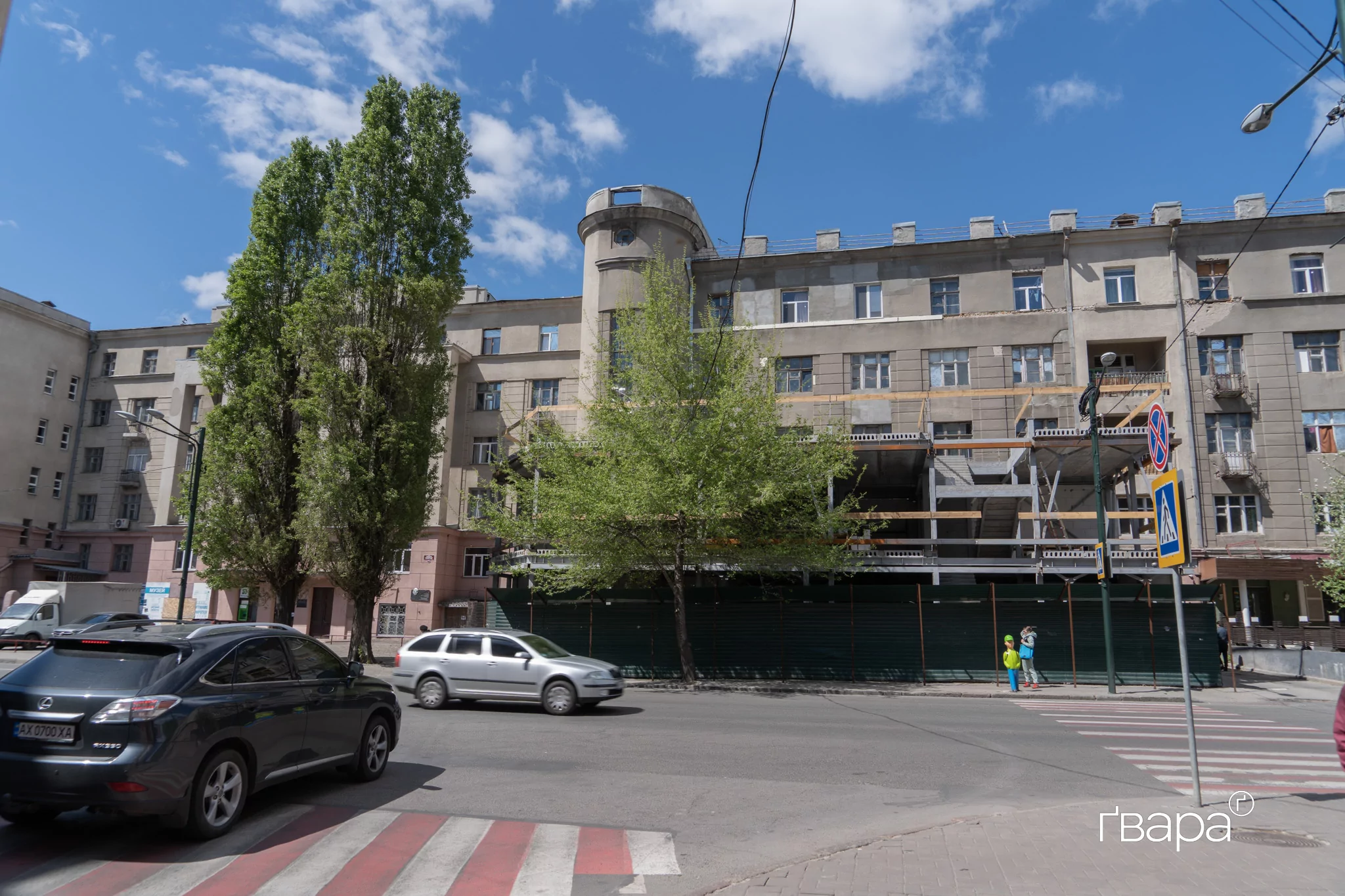 зображення до посту: Будівництво з порушеннями закону та «під шумок» війни: що відбувається зі зведенням ресторану біля гуртожитку «Гігант» у Харкові