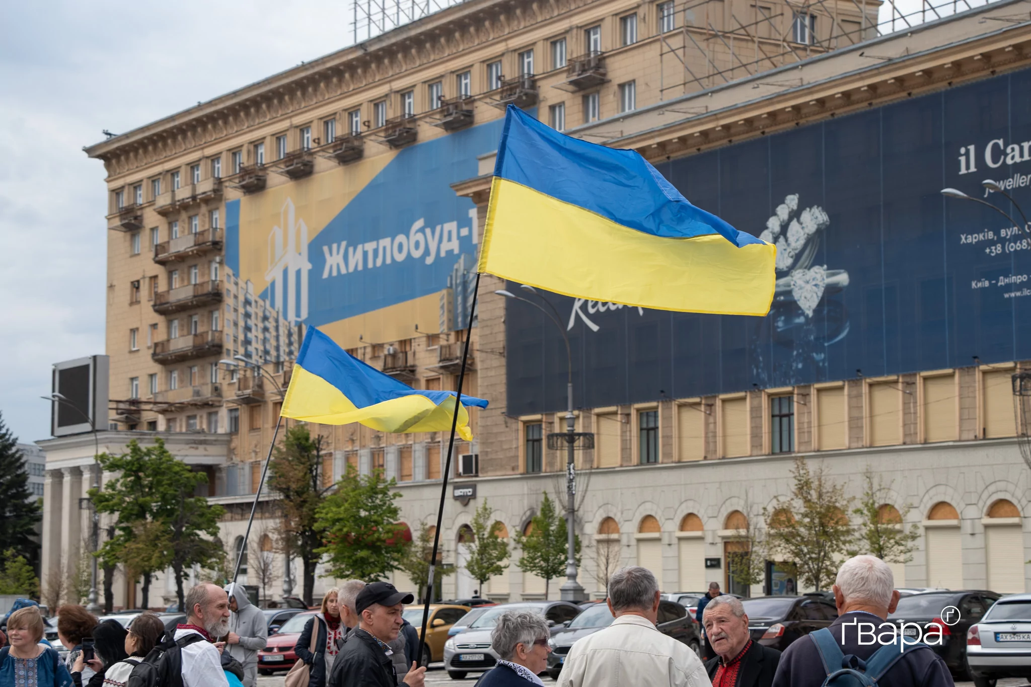 зображення до посту: Це був акт єднання: близько сотні харківʼян вийшли на ходу у центрі міста в День вишиванки — фото