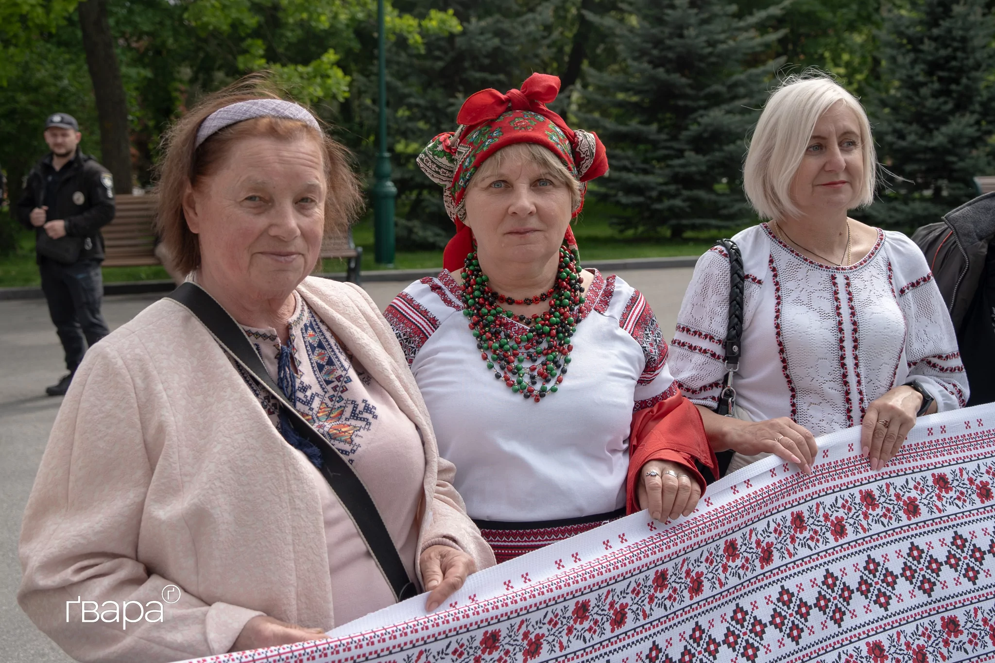 зображення до посту: Це був акт єднання: близько сотні харківʼян вийшли на ходу у центрі міста в День вишиванки — фото