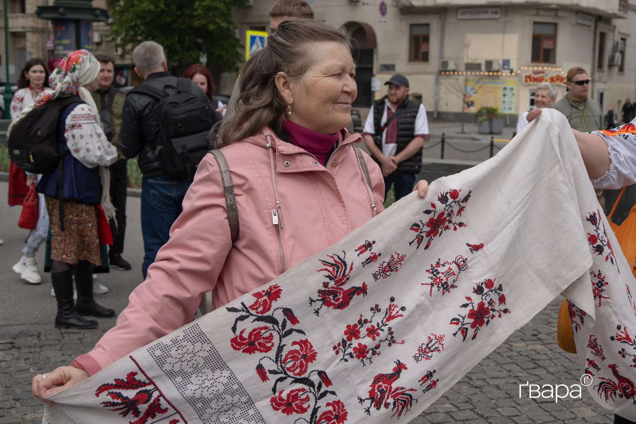 зображення до посту: Це був акт єднання: близько сотні харківʼян вийшли на ходу у центрі міста в День вишиванки — фото