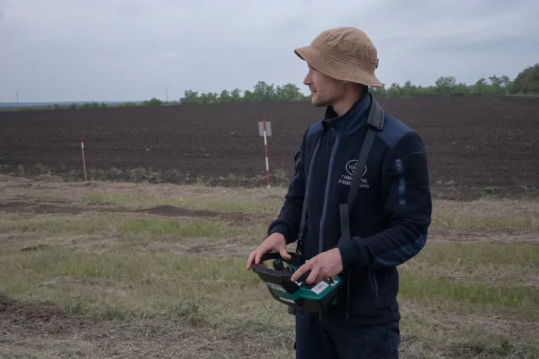 Як на Харківщині розміновують сільськогосподарські угіддя найзабрудненіших в Україні територій — фото