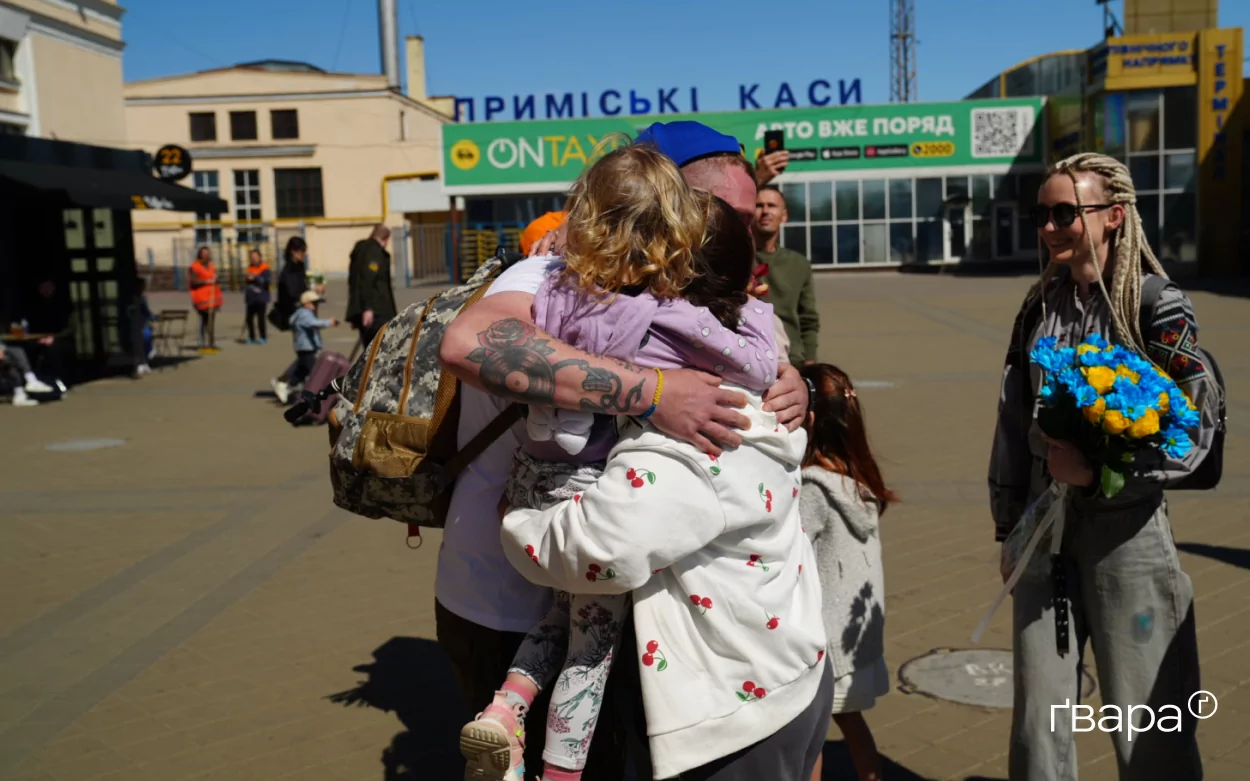 зображення до посту: Після понад року полону і кількох місяців реабілітації до Харкова повернувся військовий Вячеслав Кутʼїн — фото