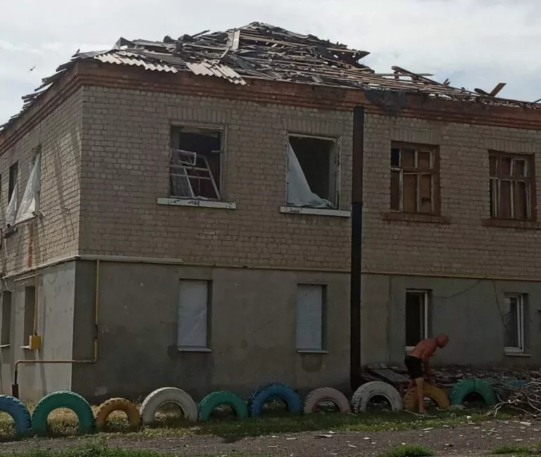 Армія РФ вдарила дроном по багатоквартирному будинку у селі Золочівської громади