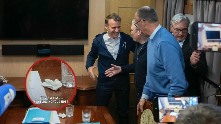 Фейк. Президент Франції Макрон перед камерами забув прибрати пакетик з наркотиками