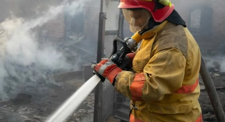 Вночі РФ завдала масованих ударів по передмістю Харкова: спалахнула масштабна пожежа