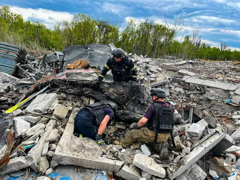 Рятувальники деблокували тіло другого загиблого з-під завалів комунального підприємства у Куп’янську