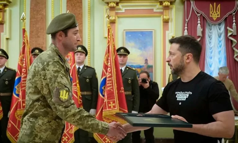 Зеленський нагородив «Хрестом бойових заслуг» військового з Харківщини