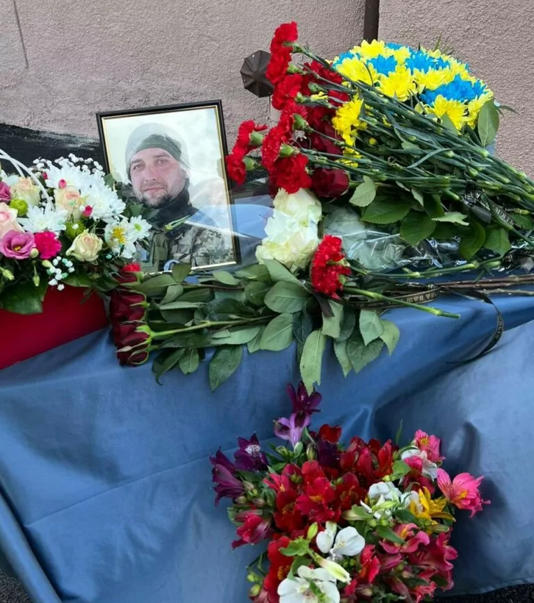 У Слобідському районі Харкова відкрили меморіальну дошку загиблому військовому 