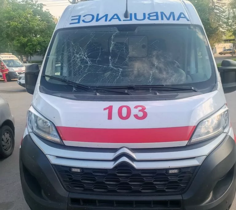 Росіяни вдарили дроном по кареті швидкої допомоги у Козачій Лопані
