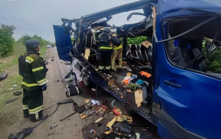 Війська РФ вдарили безпілотником по автобусу на Сумщині: є загиблі
