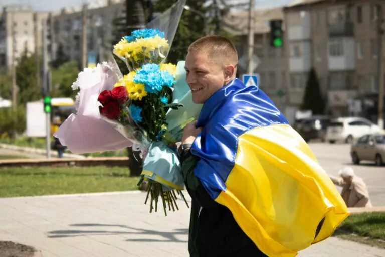 Громада на Харківщині зустріла оборонця Маріуполя, якого нещодавно повернули з полону