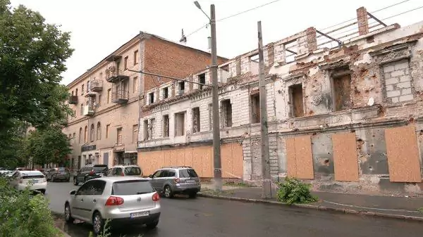 У Харкові демонтують багатоквартирний будинок, зруйнований обстрілом