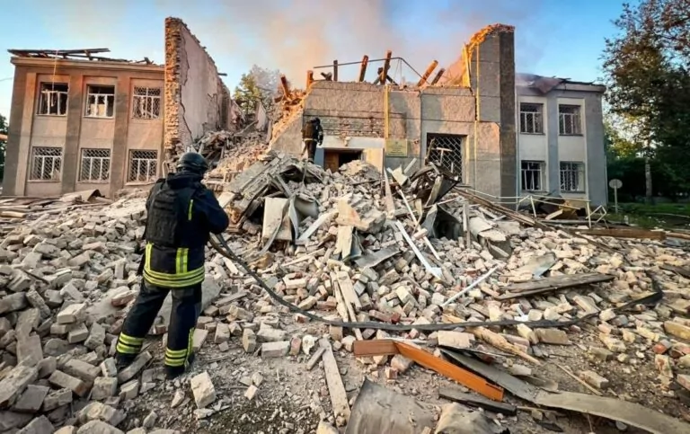 Війська РФ розбили адмінбудівлю у селищі Великий Бурлук — ДСНС