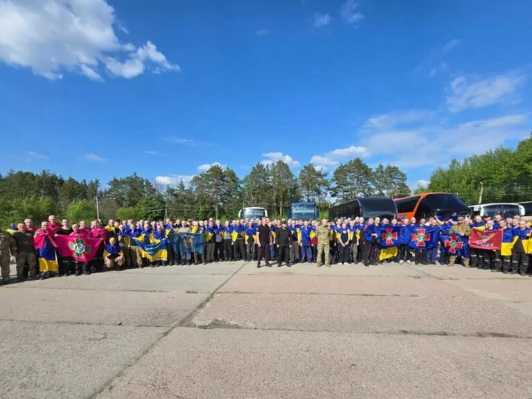 До України з російського полону повернули 390 військових та цивільних