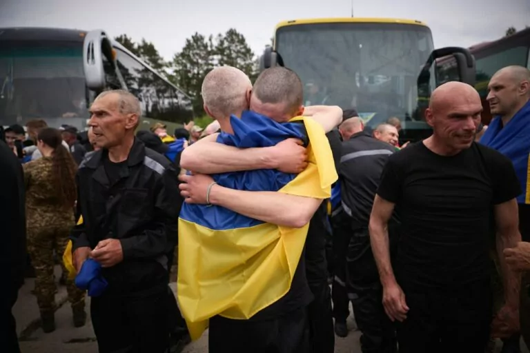 Відбувся третій етап обміну полоненими: до України повернули 303 військових