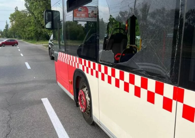 У Київському районі Харкова невідомі обстріляли автобус