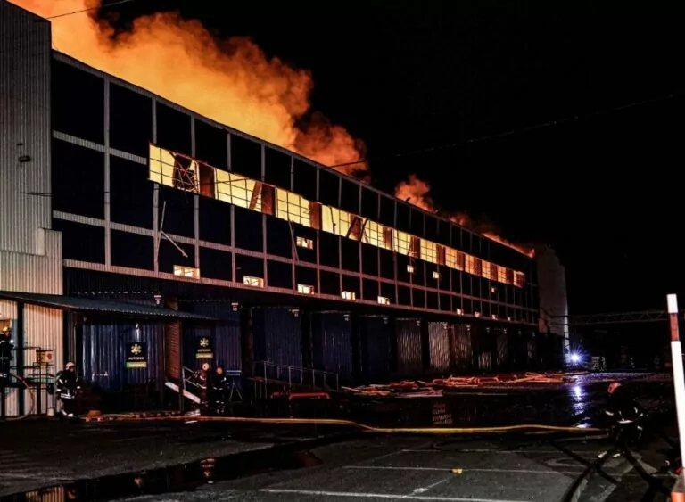 Пожежу на підприємстві під Харковом, що сталася через російський обстріл, гасили понад добу